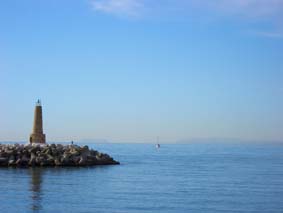 L�ngt i fj�rran kan man sk�nja Gibraltarklippan