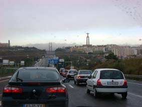 Bilk�n �r l�ng f�r att ta sig �ver bron till Lissabon