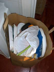 Packar ner all mat som skall med till stan