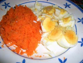 Morot och hackade, h�rdkokta �gg