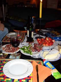Spansk skinka, ost, kex, jordgubbar och kalles kaviar ;o)