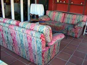 V�r gamla soffgrupp fick en ny plats, p� terassen.