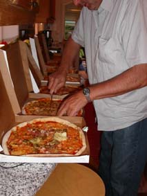 Pizza i långa banor, totalt köpte vi sex stycken!