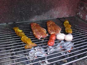 Fläskkarré, grillspett och korvar