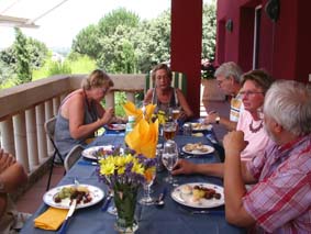 Midsommardagslunch p&aring; terassen