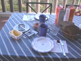 &Auml;gg- och sillfrukost p&aring; terassen.