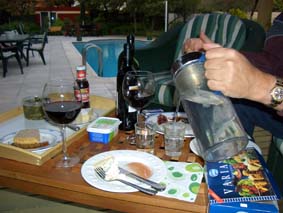 Vi b�nkar upp oss framf�r tv:n med tapas, dags f�r Eurovisionsfestivalen!