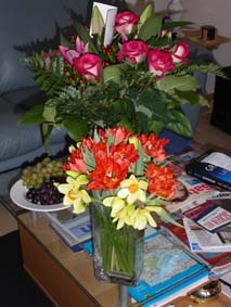 Den lilla lägenheten är fylld med blommor
