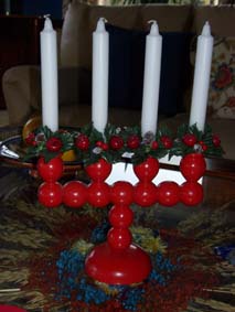 Plockar fram adventsljusstakarna