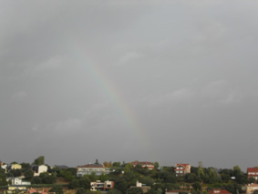 En regnb�ge p� den regntyngda himlen