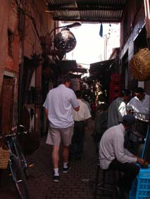 P� promenad i en av soukerna i Marrakech