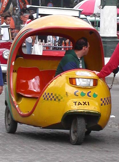 Cocotaxi, ett praktiskt s�tt att ta sig fram i Havannas kaotiska trafiksituation